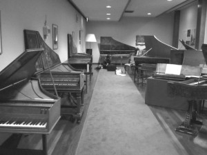 写真＝1　二階、楽器が置かれた部屋 
